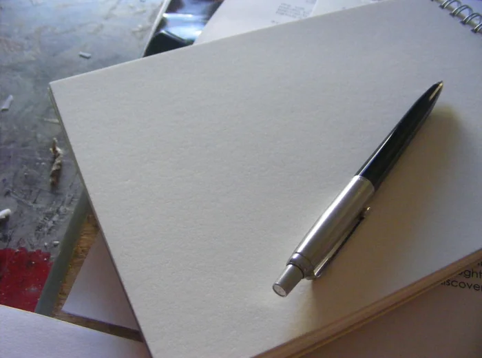 Notizblock und Stift auf einem Schreibtisch